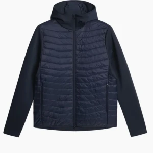 Marinblå quiltad jacka från J.Lindeberg - Snygg marinblå jacka från J.Lindeberg med quiltad front och huva. Jackan har dragkedja hela vägen, sidofickor och en bröstficka med dragkedja. Jackan är oanvänd och prislappen sitter kvar. Nypris är 2000kr.