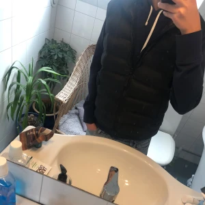 Svart Zara Väst - Tjenare! Säljer en riktigt snygg väst från ZARA. 10/10 skick, inga defekter eller fläckar. Pris ej hugget i sten!