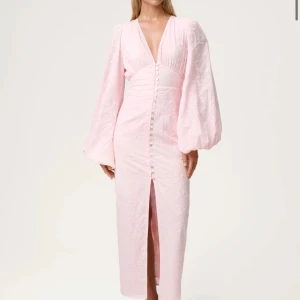 Ljusrosa långklänning Adoore  - Säljer denna rosa klänningen från Adoore i storlek 34! Helt ny oöppnad med prislapp kvar. Säljer då jag beställde två och behöll den andra🫶🏼