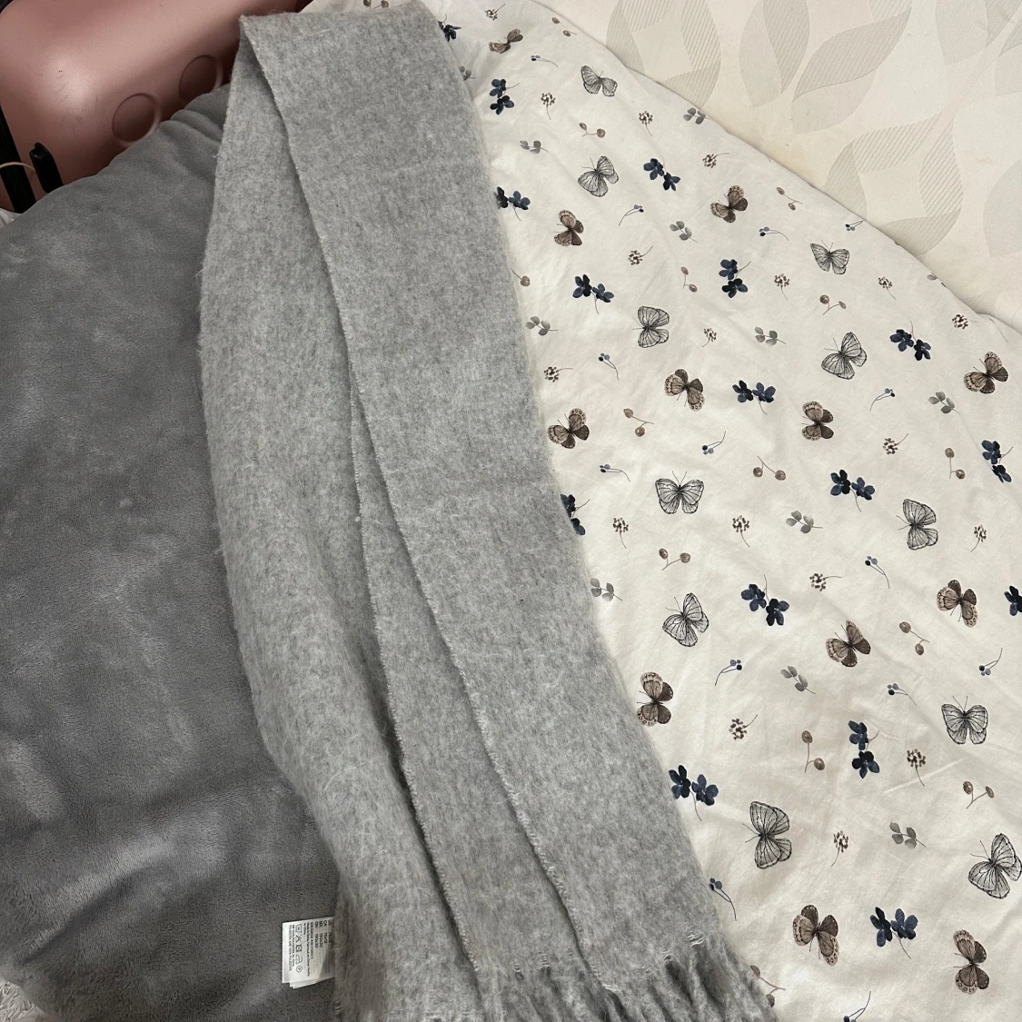 Ljusgrå mjuk halsduk med fransar