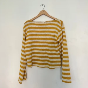 Randig gul och vit stickad tröja - Superfin stickad tröja med gula och vita ränder. 