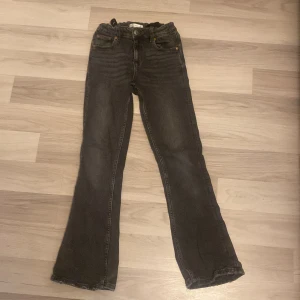 Svarta bootcut jeans Gina Tricot 146 - Snygga svarta jeans från Gina Tricot i storlek 146. Modellen har bootcut-ben och klassisk femficksdesign. 