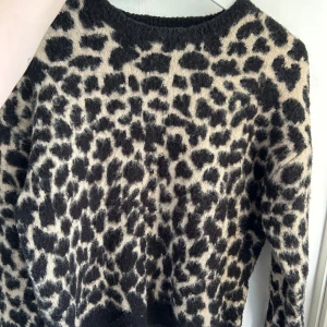 Stickad tröja - Tjock mjuk stickad med tröja i leopard mönster. Från NAKD i storlek XXS men sitter som en XS.  Använd men i fint skick.  58% Akryl 25% Polyster 8% Ull 5% Mohair 4% Elastan  Har bundle rabatt, allt ska bort🥰