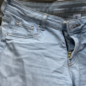 Bootcut ljusblå jeans från H&M Denim - Bootcut jeans i ljusblå denim från H&M Denim. Klassisk femficksmodell med dragkedja och knapp framtill. Jeansen har låg midja och raka ben som slutar i en utsvängd bootcut. Perfekta för en chill och avslappnad look. Passar till allt och formar så snyggt! Dem var mina favvo jeans tills jag gick upp…