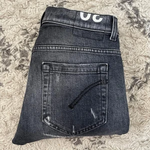 Dondup George jeans - Säljer dessa riktigt feta Dondup George jeans! | 103 x 38cm | Storlek 30 | Skick 8/10 | Nypris +4000kr, säljer endast för 999kr | Hör av dig vid frågor!