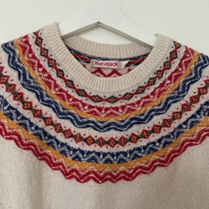 Mönstrad stickad tröja från Indiska - Superfin stickad tröja från Indiska i beige med fint mönster. Tröjan har rund hals, långa ballong-liknande ärmar och ribbade muddar. Storlek L, men skulle säga S-M. Skriv för fler bilder eller frågor. Finns i Östersund, annars står köparen för frakten! 😌