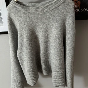 Grå stickad tröja från Gina Tricot - Jag säljer en grå stickad tröja ifrån Gina tricot. Tröjan är i bra skick men använd men finns inga tecken på defekter. Tröjan är i storlek 158/164 men sitter inte som det. Säljs för att den inte används så mycket längre. Hör av er vid fler frågor💗