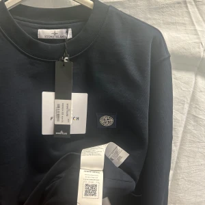 Stone Island Kit - 2pcs Crewneck. 2pcs T-Shirt. Write ur size after you payed. Sizes available: S, M, L, XL, XXL. 