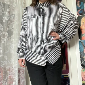 80-tals blus Lindex - Jättecool glansig blus från 80-talet. Randig blus i fint skick med knappar. Jag kan mötas upp i Uddevalla centrum, annars fraktar jag gärna. Köparen står för frakten. (Står ej för postens slarv) katt finns i hemmet. 