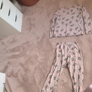 En jätte fin pjamas med mina små söta harar på❤️👍🏻 - Jätte fin med bra stick!❤️
