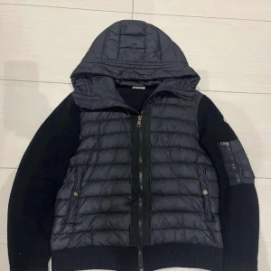 Feet Moncler cardigan - Säljer just nu denna feta Moncler cardigan. Perfekt inför sommar o höst. Strl M passar S. Helt ny.Frågor? Skriv!