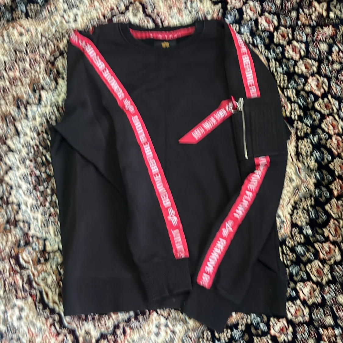 Svart Alpha Industries tröja med fack på armen. - 3