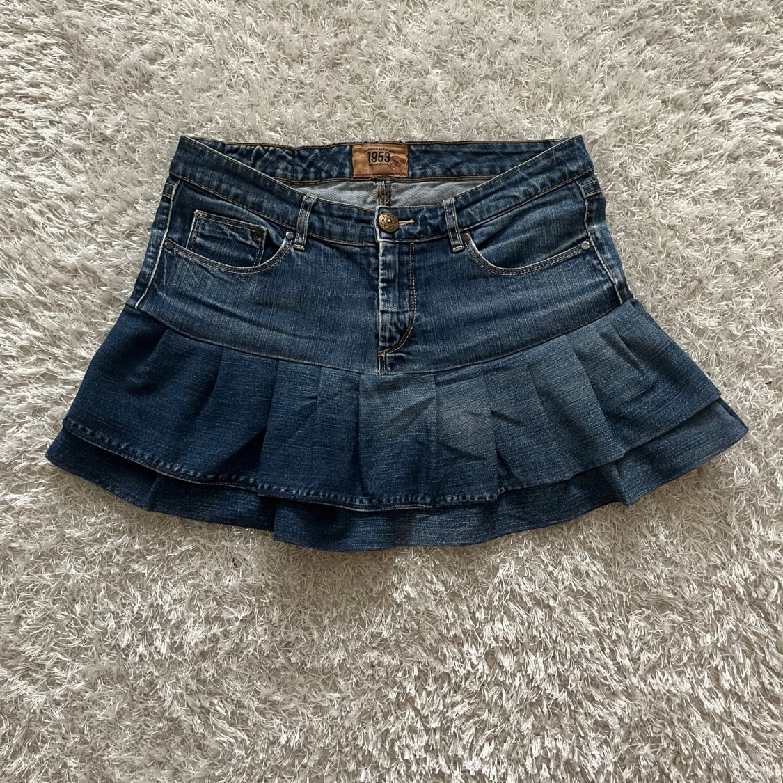 Mörkblå volang jeanskjol