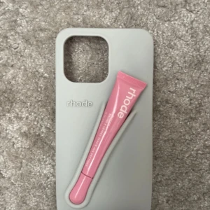 Rhode skal - Rhode skal för iPhone PRO Max, helt ny. Kommer med läppstift. Bredd 8cm, längd 16cm