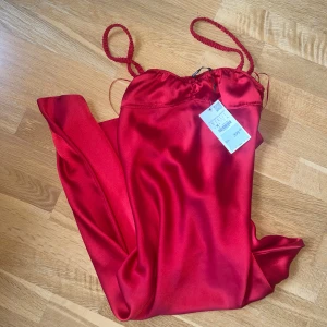 Röd klänning Zara - Helt oanvänd superfin lång klänning från Zara, prislapp kvar. Öppen i ryggen, storlek small