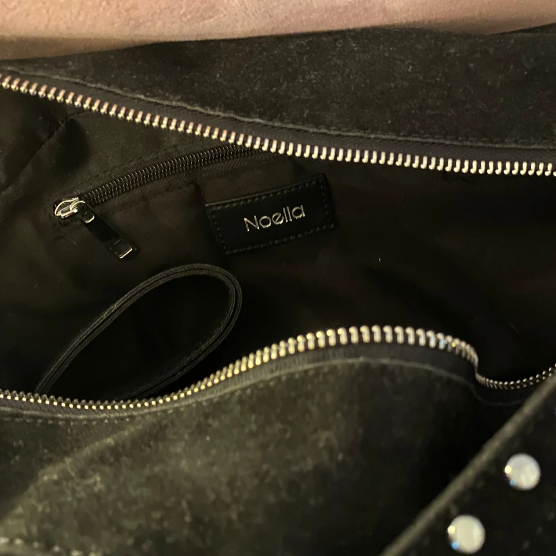 Svart axelväska i mocka från Noella - 1