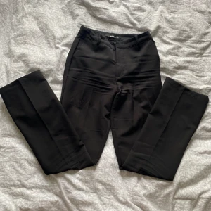 Svarta kostymbyxor från BikBok - Klassiska svarta kostymbyxor från BikBok i bootcut, modell Vera. Byxorna har hög midja. Perfekta till vad som helst i din garderob. Storlek 38 men skulle säga att dem är mindre i storlek och mer som en 36. Säljer då dem inte passar mig längre. Säljer för 150kr