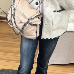Stella McCartney väska - En Stella McCartneyväska i jättebra skick. Den har bara en lite defekt i knappen men inget som syns. Den är rosa med silverkedja. Kan även tänkas byta mot en annan väska i samma prisklass💕