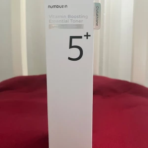 Numbuzin – No.5 Vitamin Boosting Essential Toner 200 ml - Numbuzin – No.5 Vitamin Boosting Essential Toner 200 ml med långt utgångsdatum, den är använd enbart en gång men säljer den för den passade inte min hud. Pris kan diskuteras vid snabb affär.