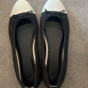 Ballerinaskor  - Har tyvärr bara kommit till användning 1 gång. Upplever dem som lite större i storlek då jag vanligtvis är en normal 38:a. Nypris 250kr.