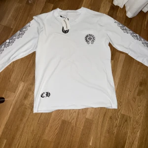 Chrome hearts longsleeve - Tja! Säljer en helt ny chrome hearts long sleeve! Snygga detaljer på ärmarna, framsida och baksidan! Köpt på Vestaire collectives! Storlek L - True to size! Org tags följer med:) 