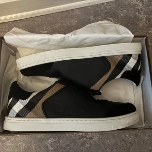 Burburry skor - Säljer mina helt nya burburry skor då dom inte passade. Helt nya med box, tyvärr blev boxen lite trasig i frakten som ni kan se på bilden om ni zoomar in. Men själva skorna e prima skick! Vid frågor är de bara att fråga!