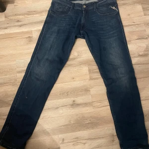 Replay Anbass jeans mörkblå herr - Snygga mörkblå Replay Anbass jeans i klassisk femficksmodell. Jeansen är bara använda några få gånger och är i nyskick