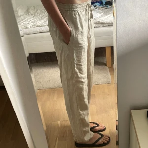 Beiga linnebyxor från Arket, strl 36 - Snygga beiga linnebyxor från Arket i storlek 36. Jag är 180 cm lång och de går nästan ner till marken för mig💞
