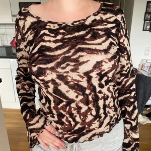 Animal print mesh tröja - Såå cool tröja som tyvärr har ett hål vid halsringen men syns inte när man har den på sig🫶🏻