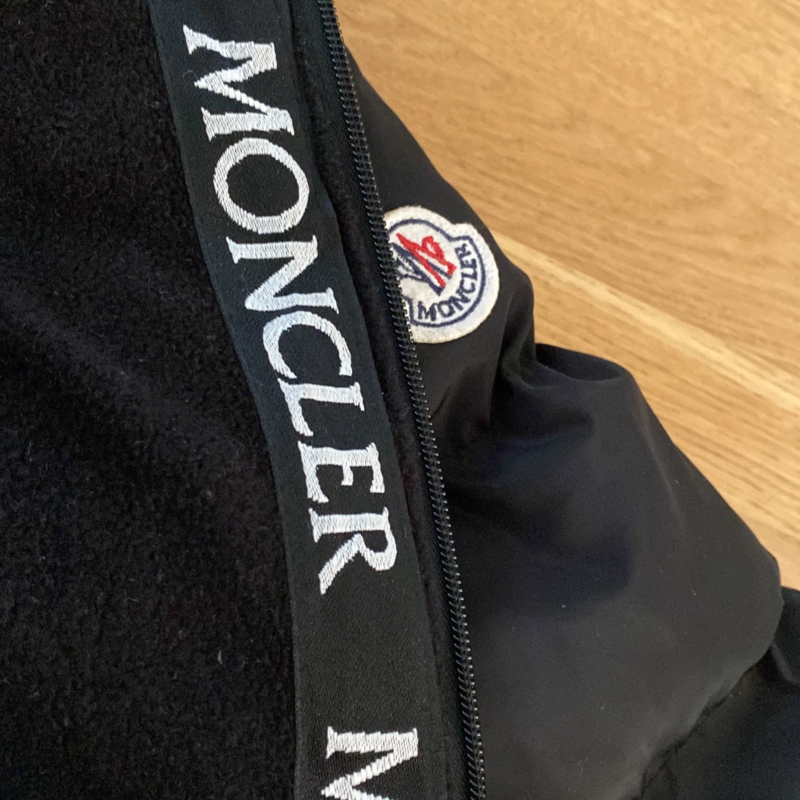Svart Moncler pufferjacka med huva - 2