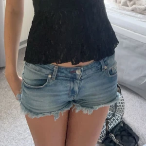 Lågmidjade blå jeansshorts - Säljer mina jeansshorts då de är lite för små☀️passar till typ allt🩷🙌🏻säljer även samma i svart också🥰