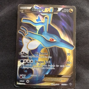 Kingdra EX - Cool och sällsynt Pokémonkort: Kingdra EX! Perfekt för samlare och Pokémon-fans. Kortet har en snygg holo-effekt och är från 2016. Ett måste för dig som vill boosta din samling eller spela med en kraftfull drake!
