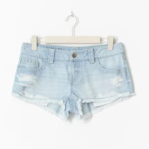 Jeans shorts från Gina - Snygga ljusblå lågmidjade jeansshorts med slitna detaljer och fransig kant. Helt nya med prislapp kvar. 