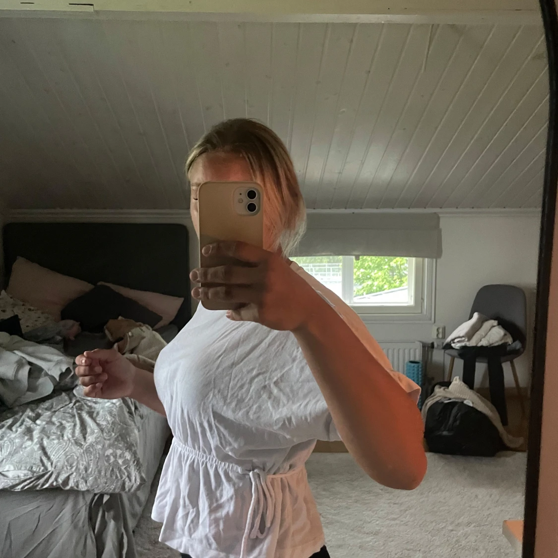 Vit t-shirt med knyt i midjan - 1