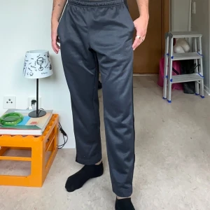 Nike Therma-Fit svarta - Svarta Nike Therma-Fit mjukisbyxor med fleecefoder. Byxorna har elastisk midja och raka ben, perfekta för kalla dagar. Snygg och enkel design som funkar till chill eller träning.