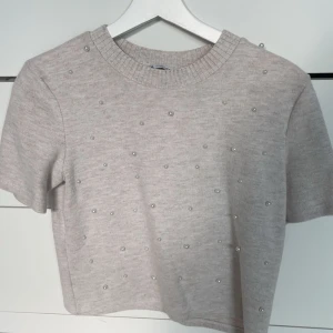 Beige stickad topp med pärlor från Zara - Superfin nästan oanvänd stickad topp med pärlor från Zara i storlek S.