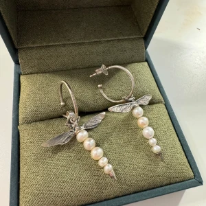 Pärl örhängen från Maria Nilsdotter - Två st örhängen från Maria Nilsdotter. Sparsamt använda. Köpt år 2023.