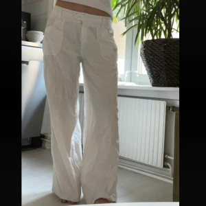 Vita linnebyxor - Säljer ett par vita lågmidjade linnebyxor med fickor både fram och bak. 