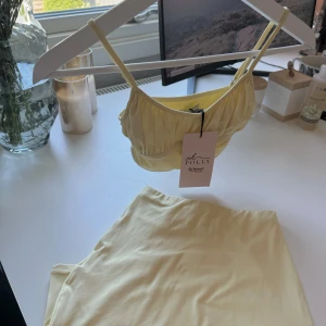 Oh Polly - Set - Superfint pastellgult set från Oh Polly!💛 Över och underdel (XS). NYPRIS: 88 euro / ~1000 sek 