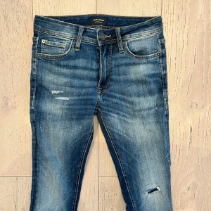 Jack & Jones jeans  - Jack & Jones jeans | Skick - 9/10 | Size - 29/30 (passar 27/30) |  Fraktar via postnord eller instabox på köparens bekostnad | Hör av dig vid minsta fråga eller fundering // RDL