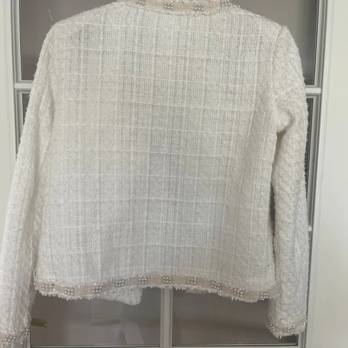 Vit kavaj med pärldetaljer - 1