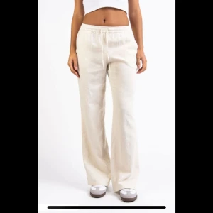 Beiga linnebyxor från Madlady  - Snygga beiga linnebyxor från Madlady i modell Mila i storlek M. Byxorna har elastisk midja med snörning och raka ben. Medium i regular längd. Passar mig bra som är 170cm. Varsamt använd. 