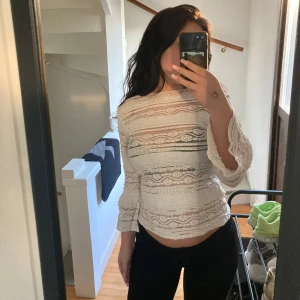 Fin vit genomskinlig ”stockhomare” tröja 🤍 - Har haft denna tröjan i typ ett år men den passar inte mig längre och jag gillar ba allmänt inte den! Den är i bra skick och det finns inga hål! Vet inte märken på den