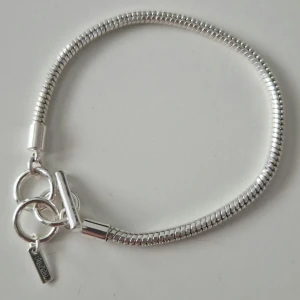 Ormkedjearmband från Pilgrim - Använd 2 ggr, 925 silverplätering. Justerbar storlek.  Strävar alltid efter att skicka paketet 1-2 dagar efter betalning. Packar alltid väl.