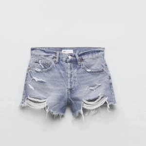  Zara jeans shorts - Säljer dessa jättefina Mid-waist zara jeansshortsen som inte säljs längre. Knappt använda. Bra skick i storlek 32-34. Skriv om du har frågor!