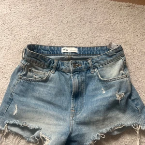 Blå Zara jeansshorts  - Fina jeansshorts som är små i storleken 