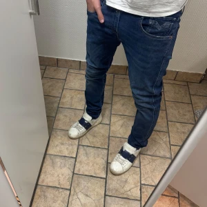 Replay Anbass Hyperflex jeans blå - Säljer ett par Replay Anbass Hyperflex jeans. Slim fit-modell med snygga detaljer på bakfickorna och bekväm stretch. Storlek 30 32. Köpta på jeansbolaget för 1699kr. Hör av dig vid funderingar