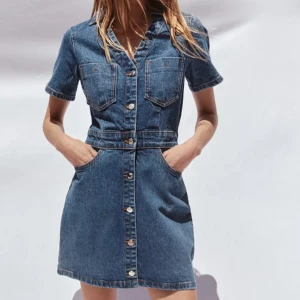 Kort jeansklänning med knappar - Snygg jeansklänning från Zara! Helt oanvänd!