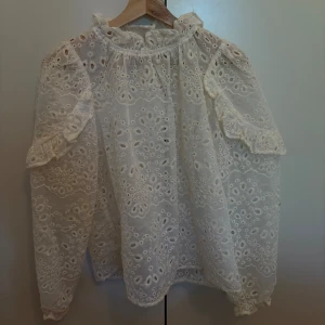 Super trendig topp från neo noir - Jätte fin spets topp från neo noir. Passar både xs & s. Har endast använt fåtal gånger. 