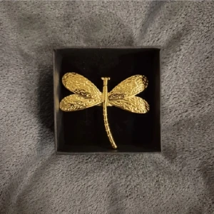 Trollslända ring guld  - GRATIS GÅVA MED VARGE ORDER!! Supertrendig stockholmsstil tjejer, ring guld. Vinter ring smycke. Gjord av stål, jag svarar och skickar alltid snabbt!
